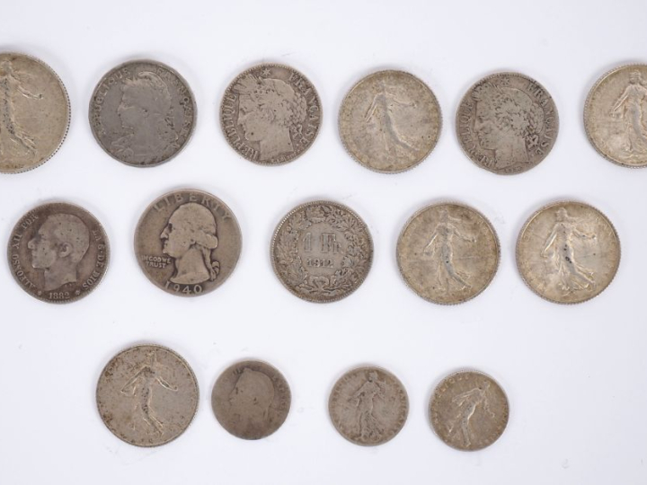 Ensemble comprenant :  - une pièce de 2 Francs en argent, 1910. - sept