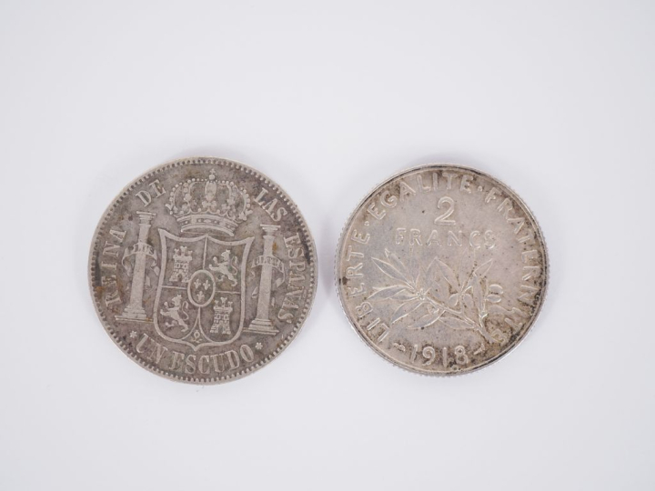 Ensemble comprenant :  - une pièce de 2 Francs en argent, 1918.  - une