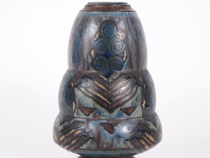 ODETTA à Quimper.  Vase Art Déco en grès polychrome, à décor de motifs