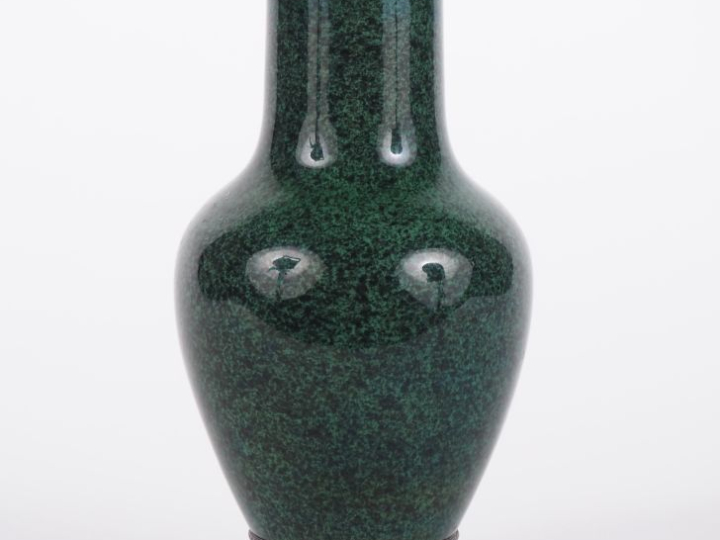 Paul MILLET à Sèvres. Vase en céramique vert moucheté, monture en arge