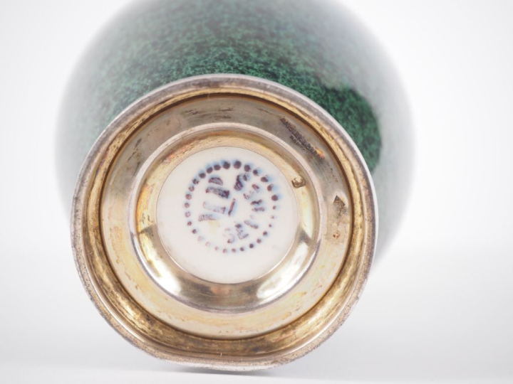 Paul MILLET à Sèvres. Vase en céramique vert moucheté, monture en arge
