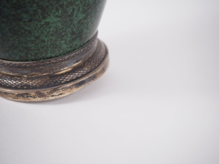 Paul MILLET à Sèvres. Vase en céramique vert moucheté, monture en arge