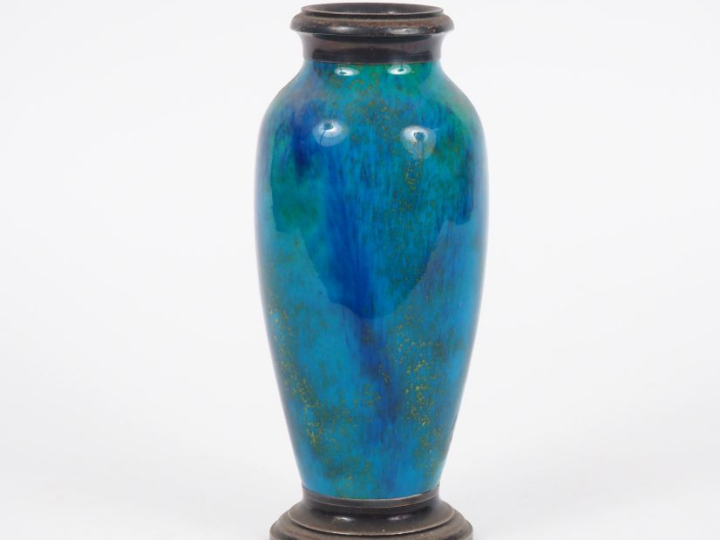 Paul MILLET à Sèvres. Vase en céramique turquoise pailletée d'or, mont