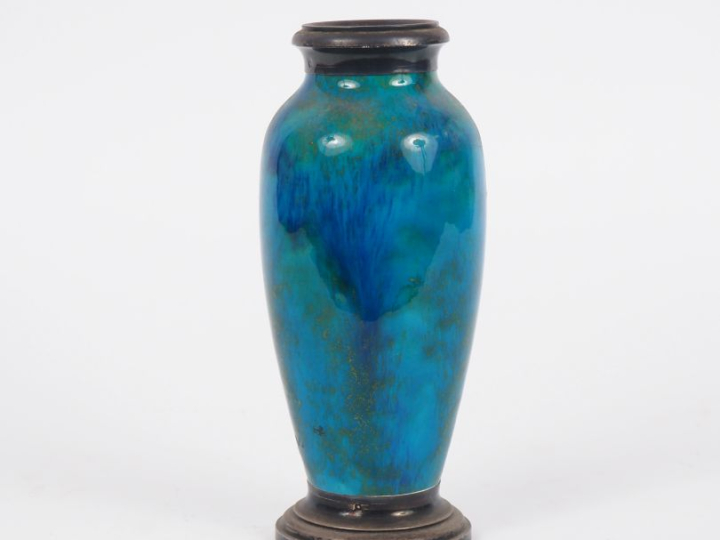 Paul MILLET à Sèvres. Vase en céramique turquoise pailletée d'or, mont