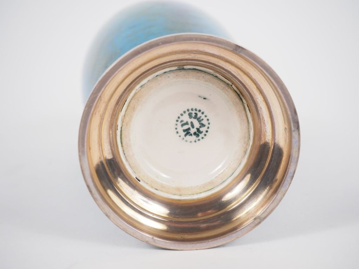 Paul MILLET à Sèvres. Vase en céramique turquoise pailletée d'or, mont