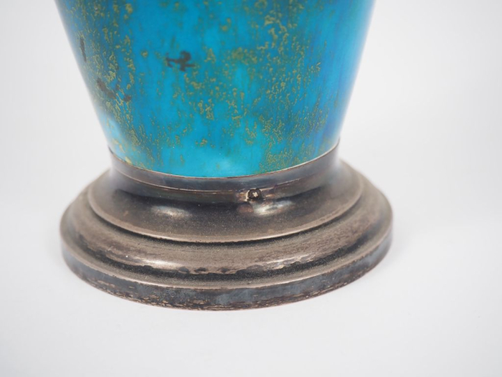 Paul MILLET à Sèvres. Vase en céramique turquoise pailletée d'or, mont