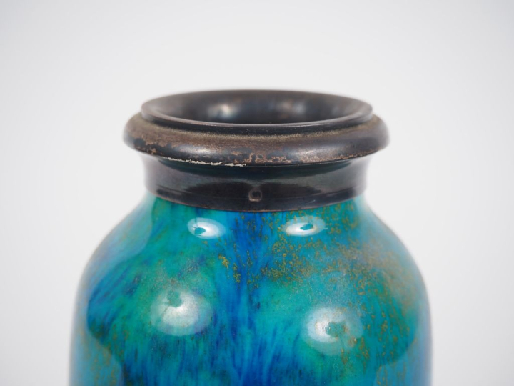 Paul MILLET à Sèvres. Vase en céramique turquoise pailletée d'or, mont