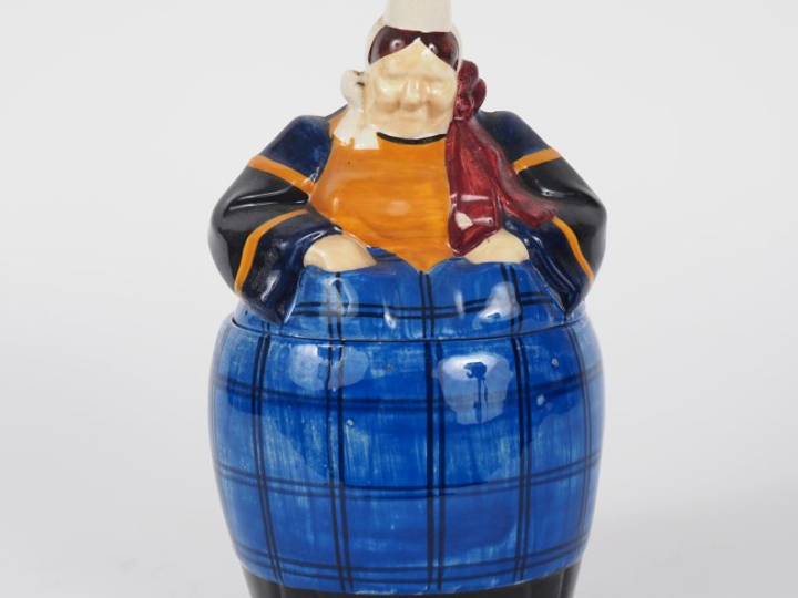 HENRIOT à Quimper.  Pot en faience polychrome, en forme de bigoudène. 