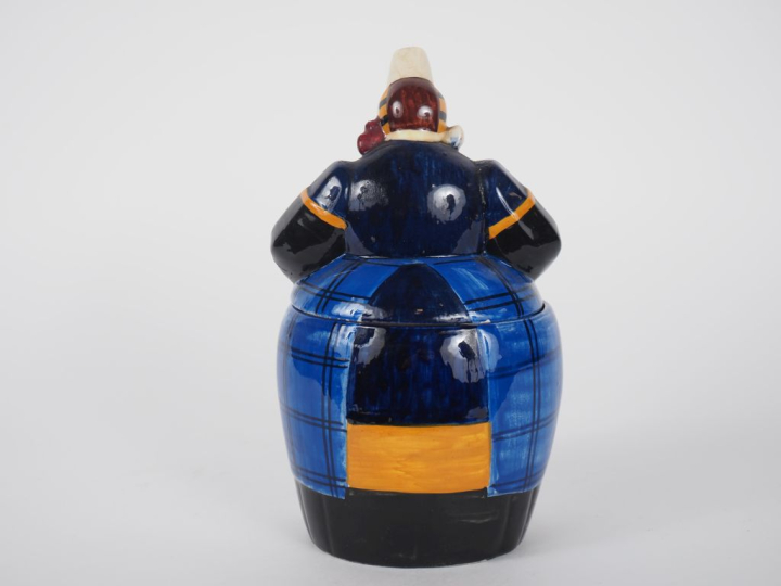 HENRIOT à Quimper.  Pot en faience polychrome, en forme de bigoudène. 