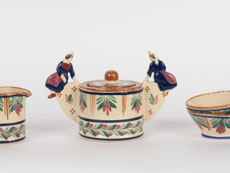 Vente aux enchères LA HUBAUDIERE à Quimper.  Tête à tête en faience polychrome, les anses