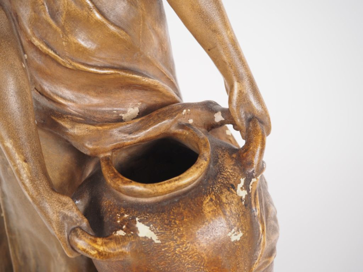 LOUGER pour GOLDSHEIDER. "la porteuse d'eau" Sculpture en stuc polychr
