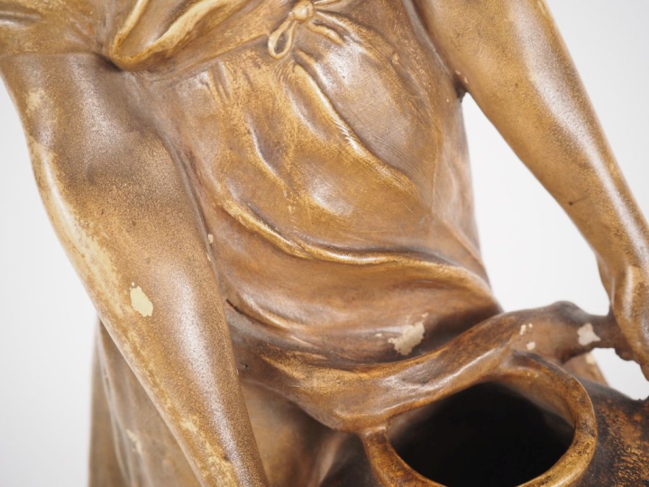 LOUGER pour GOLDSHEIDER. "la porteuse d'eau" Sculpture en stuc polychr