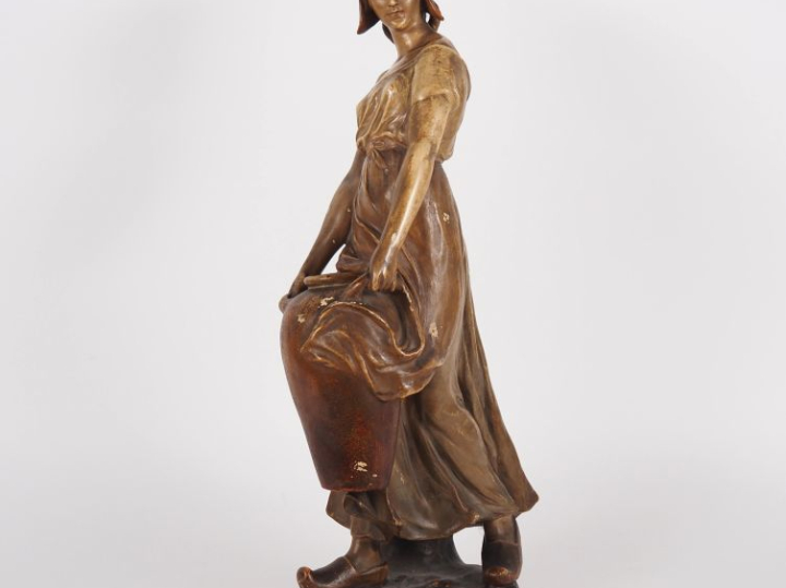 LOUGER pour GOLDSHEIDER. "la porteuse d'eau" Sculpture en stuc polychr