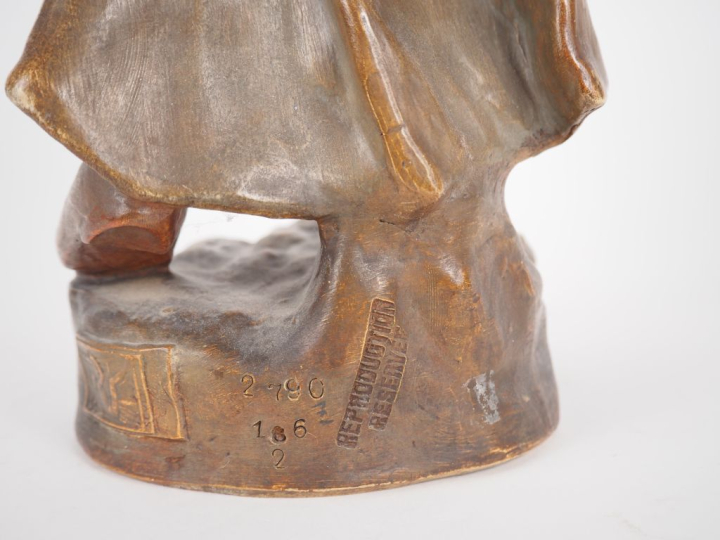 LOUGER pour GOLDSHEIDER. "la porteuse d'eau" Sculpture en stuc polychr