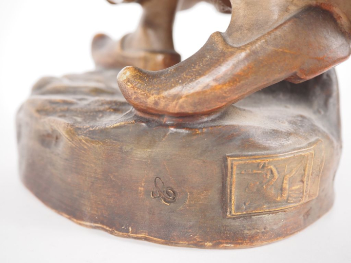 LOUGER pour GOLDSHEIDER. "la porteuse d'eau" Sculpture en stuc polychr
