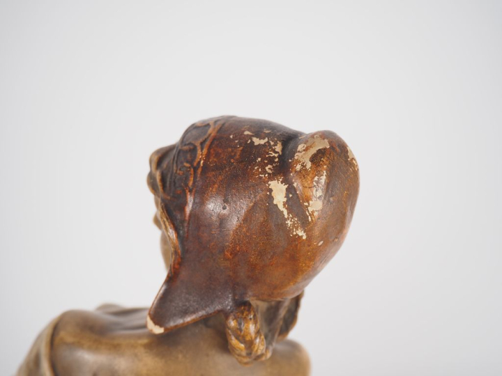 LOUGER pour GOLDSHEIDER. "la porteuse d'eau" Sculpture en stuc polychr
