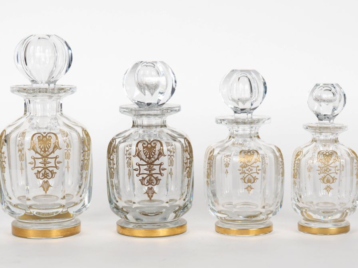 BACCARAT.  Garniture de toilette en cristal et émail doré, comprenant 