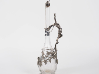 Vente aux enchères Flacon de style Art Nouveau en métal argenté et cristal, anse en forme