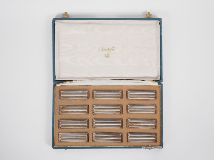 CHRISTOFLE.  12 porte couteaux de style Art Déco en métal argenté, dan