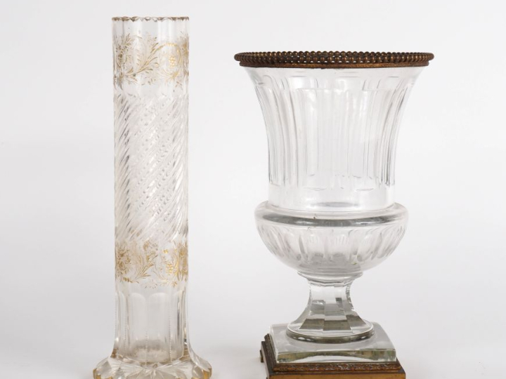 Vase Médicis Napoléon III en cristal monture en métal doré. H. 27,5 cm
