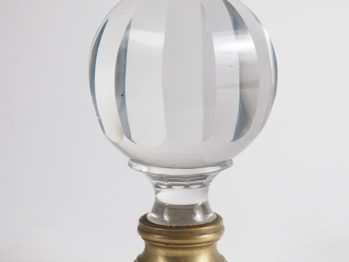 Boule d'escalier en cristal et laiton.  (petite égrenure) H. 16 cm