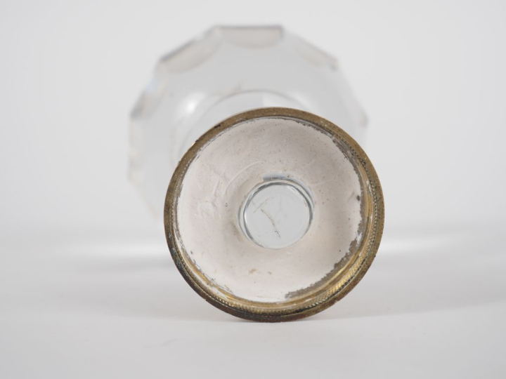 Boule d'escalier en cristal et laiton.  (petite égrenure) H. 16 cm