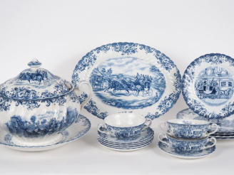 Vente aux enchères Partie de service de table en faience fine anglaise, décor en camaieu 