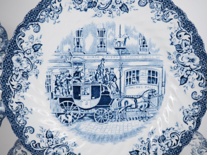 Partie de service de table en faience fine anglaise, décor en camaieu 