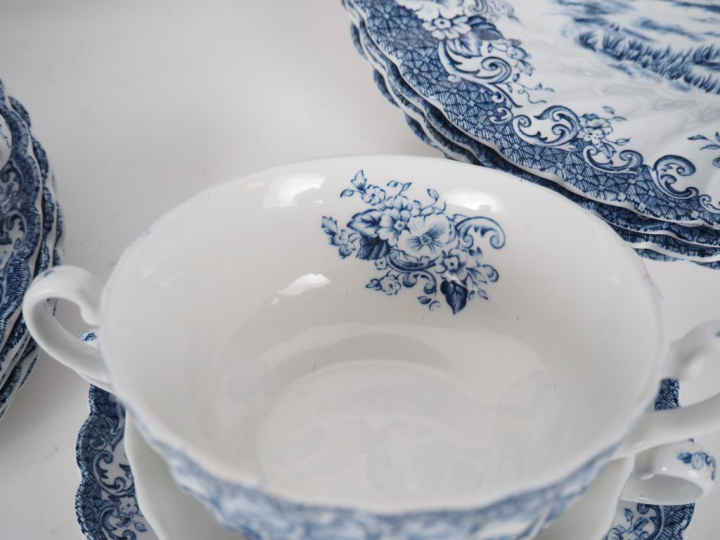 Partie de service de table en faience fine anglaise, décor en camaieu 