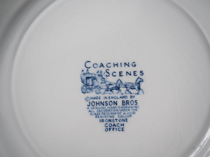 Partie de service de table en faience fine anglaise, décor en camaieu 