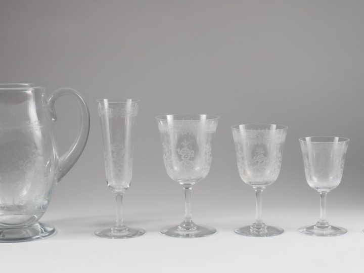 BACCARAT.  Service de verres en cristal gravé à décor de feuillage :  