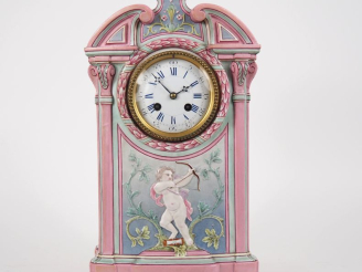Vente aux enchères GIEN.  Pendule de cheminée en faience polychrome à décor en léger reli