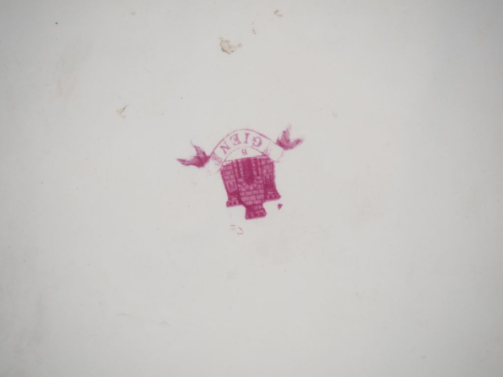 GIEN.  Pendule de cheminée en faience polychrome à décor en léger reli