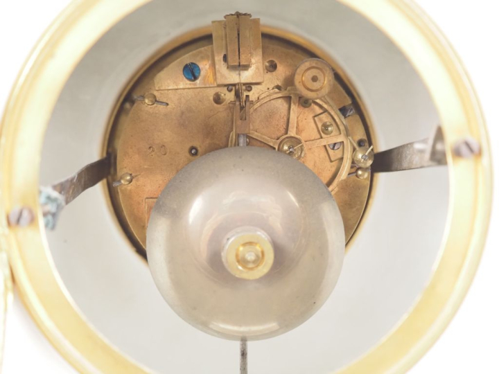 GIEN.  Pendule de cheminée en faience polychrome à décor en léger reli