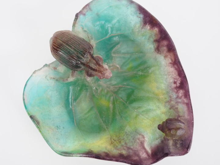 NANCY France.  Vide poche en pâte de verre, mauve et verte à décor de 