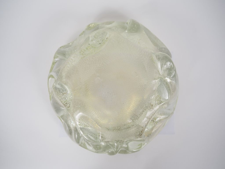 MURANO.  Grande coupe polylobée en verre translucide et bullé. Diam. 3