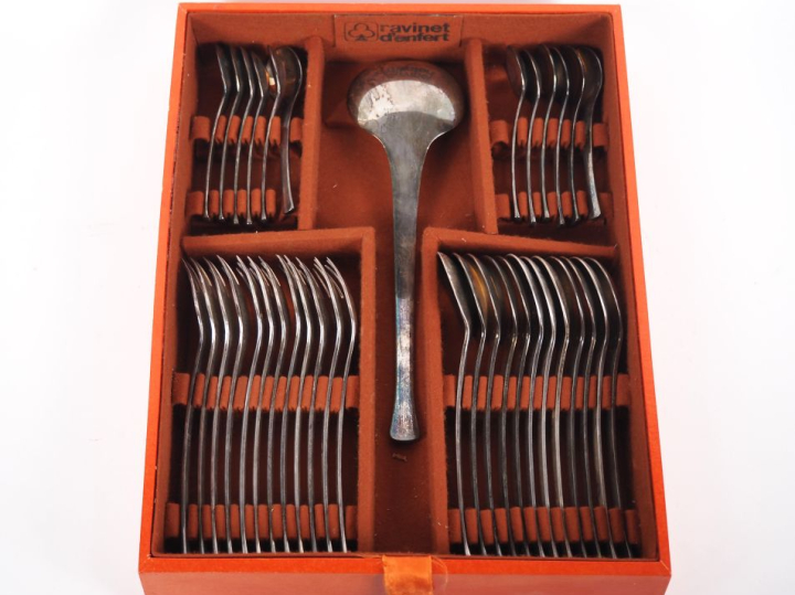 RAVINET. D'ENFERT.  Ménagère en métal argenté comprenant :  une louche