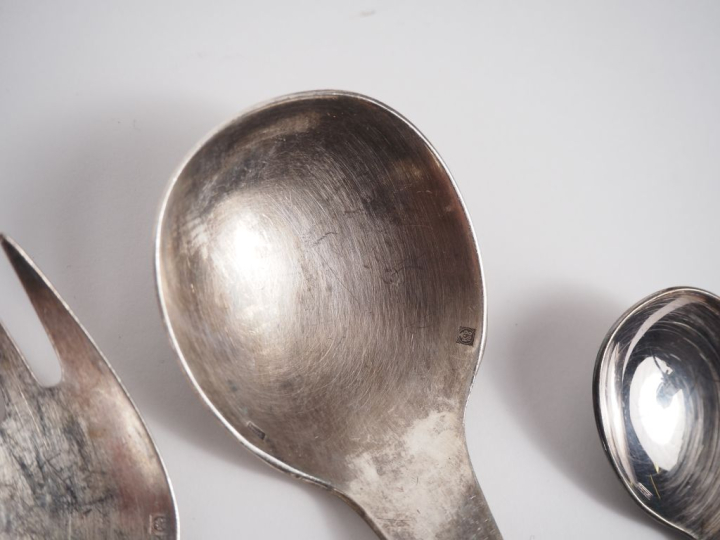 RAVINET. D'ENFERT.  Ménagère en métal argenté comprenant :  une louche