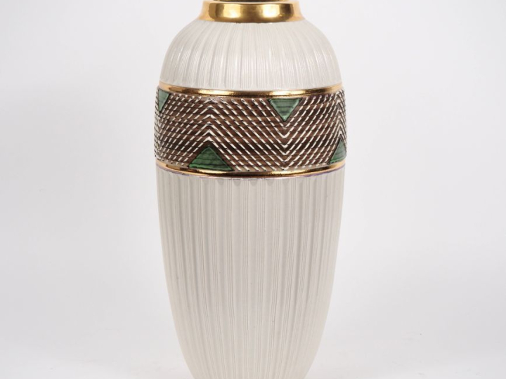 Vase ovoide de style Art Déco en céramique beige, verte et dorée.  Sig