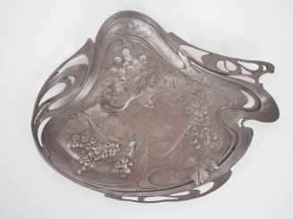Vente aux enchères Vide poche Art Nouveau en étain, à décor de vendangeuse. Dim. 23 x 28,