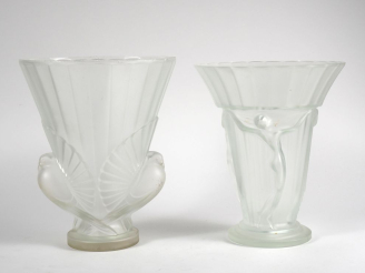 Vente aux enchères 2 vases de style Art Déco en verre moulé à décor de danseuses et de pi