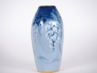 Vente aux enchères LIMOGES.  Vase ovoide en porcelaine à décor en camaieu bleu de glycine