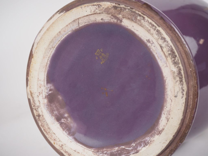 LIMOGES. Paire de vases en porcelaine à décor de style Art Déco de fle