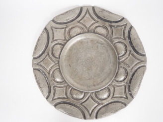 Vente aux enchères CHANAL.  Plat Art Déco en étain, à décor de motifs géométriques. Signé