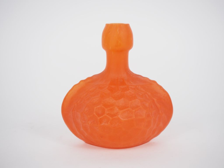 Soliflore Art Déco en verre orangé, à décor d'alvéoles. H. 17 cm