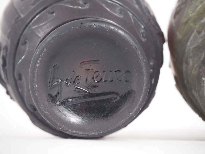 DE FEURE.  Paire de vases en verre moulé mauve, à décor de danseuse à 