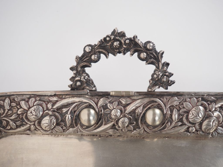 Grand plateau en métal argenté, à décor en repoussé de fleurs, anses f