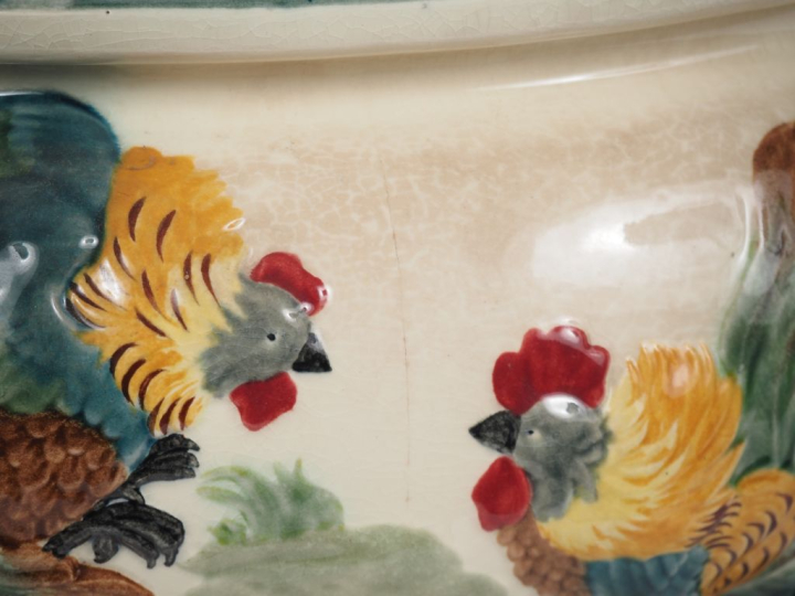 Jardinière 1900 en barbotine à décor de fleurs polychromes sur fond cl