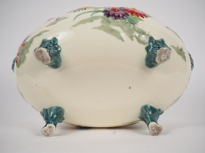 Jardinière 1900 en barbotine à décor de fleurs polychromes sur fond cl