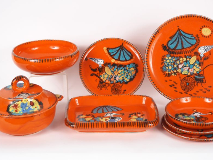 VALLAURIS.  Partie de service de table en céramique, à décor de jeune 